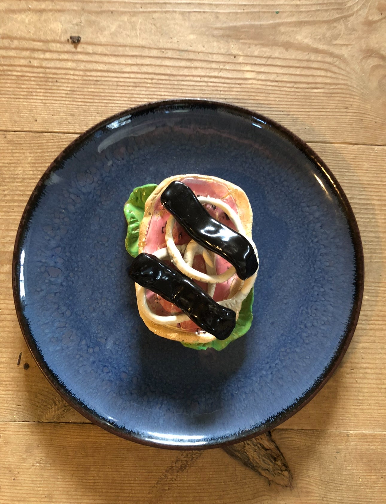 Rullepølsemad i keramik. skulptur til ophæng