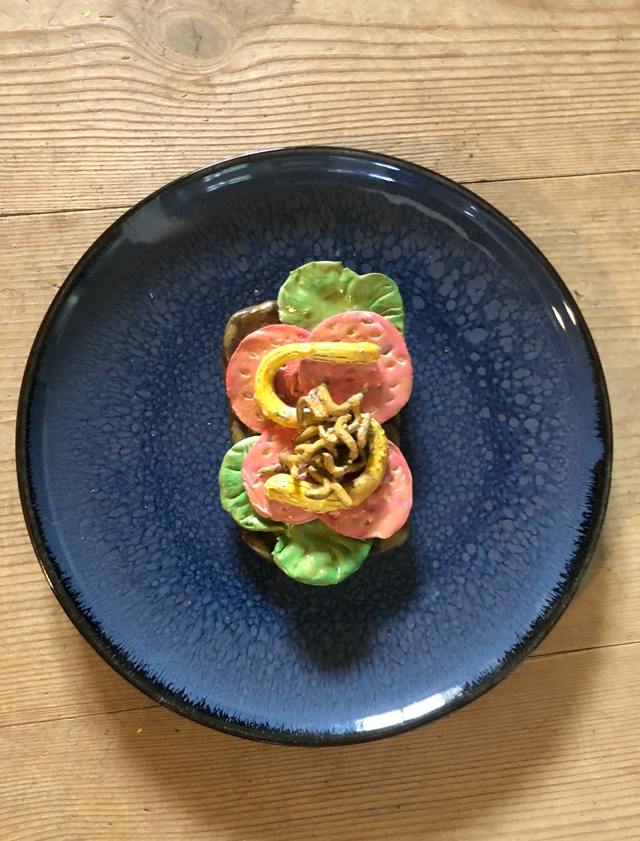 Spegepølsemad i keramik. skulptur til ophæng