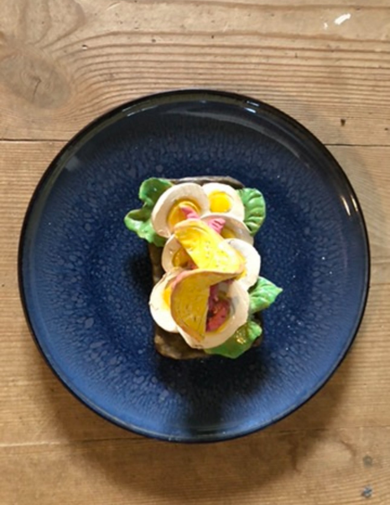 Keramik æggemad på tallerken. ophæng