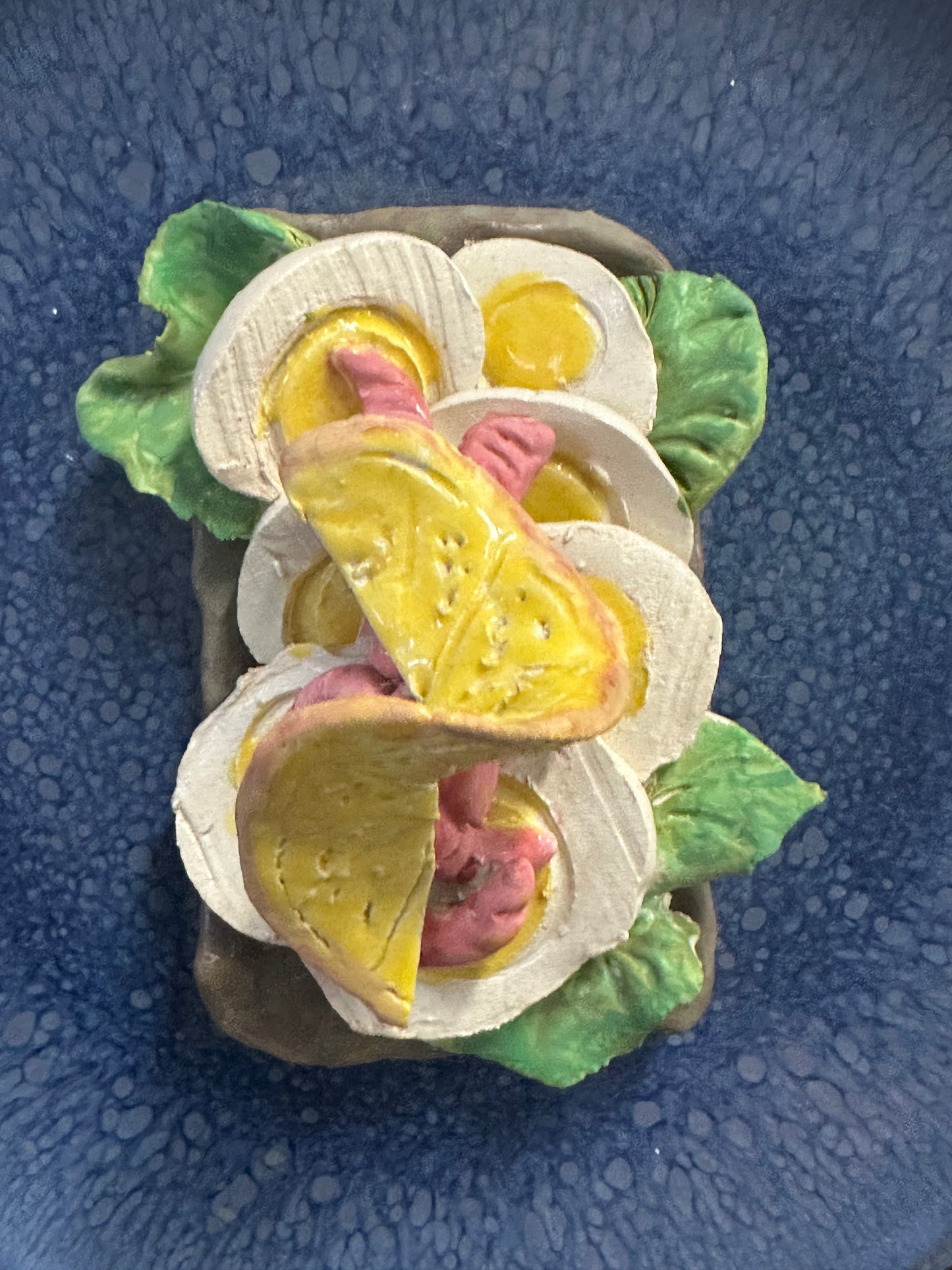 Keramik æggemad på tallerken. ophæng