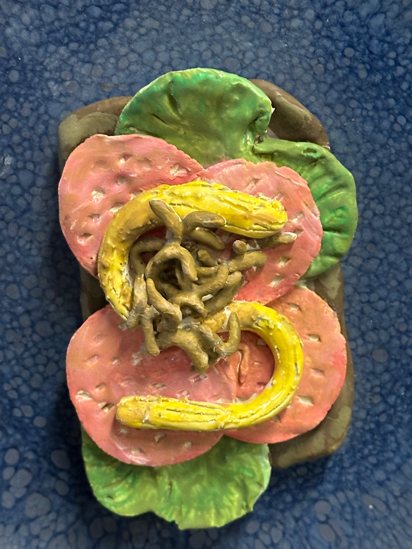 Spegepølsemad i keramik. skulptur til ophæng