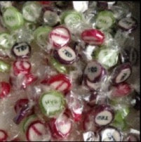 Enkeltindpakket bolcher med ord.